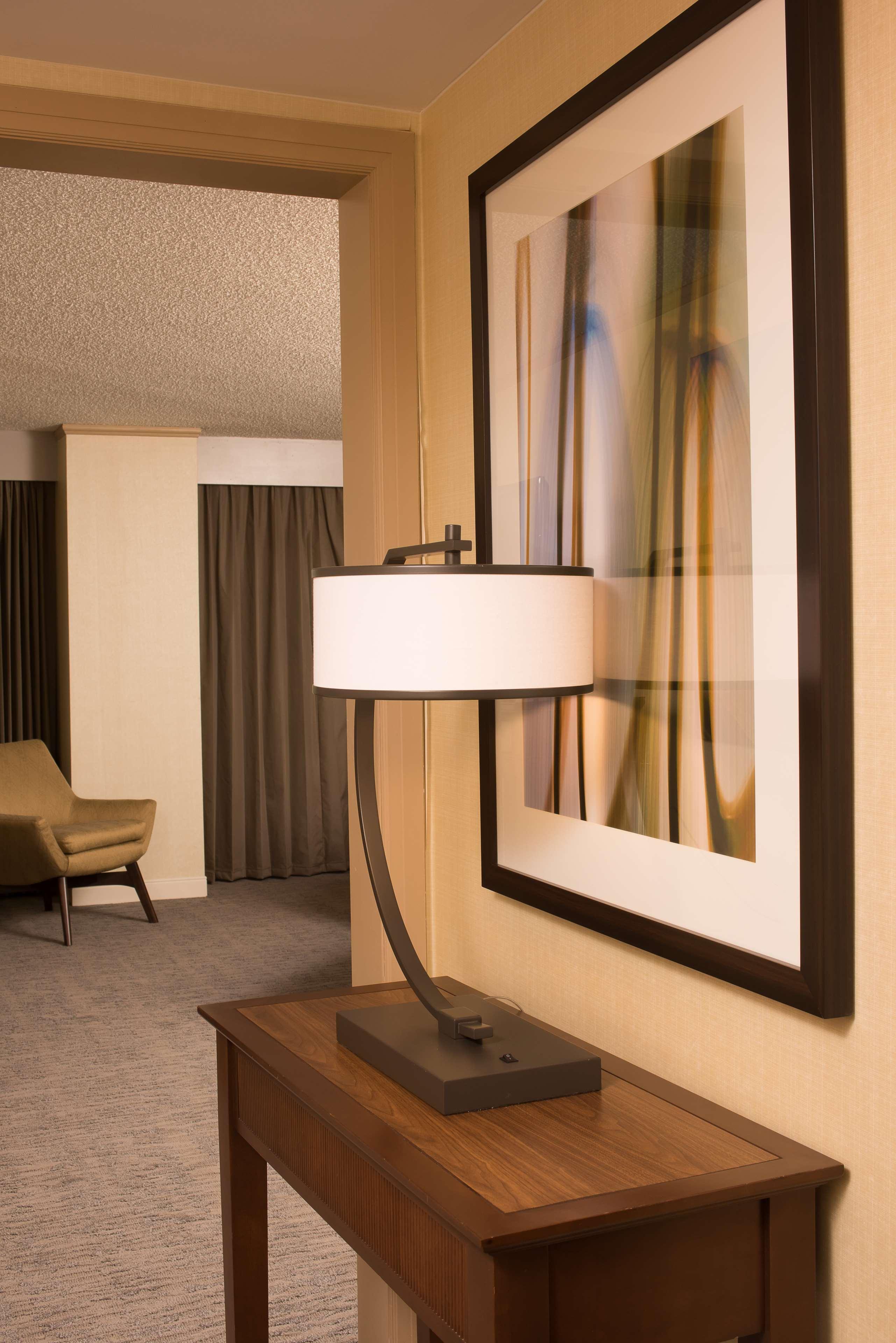 Doubletree By Hilton Tulsa At Warren Place מראה חיצוני תמונה