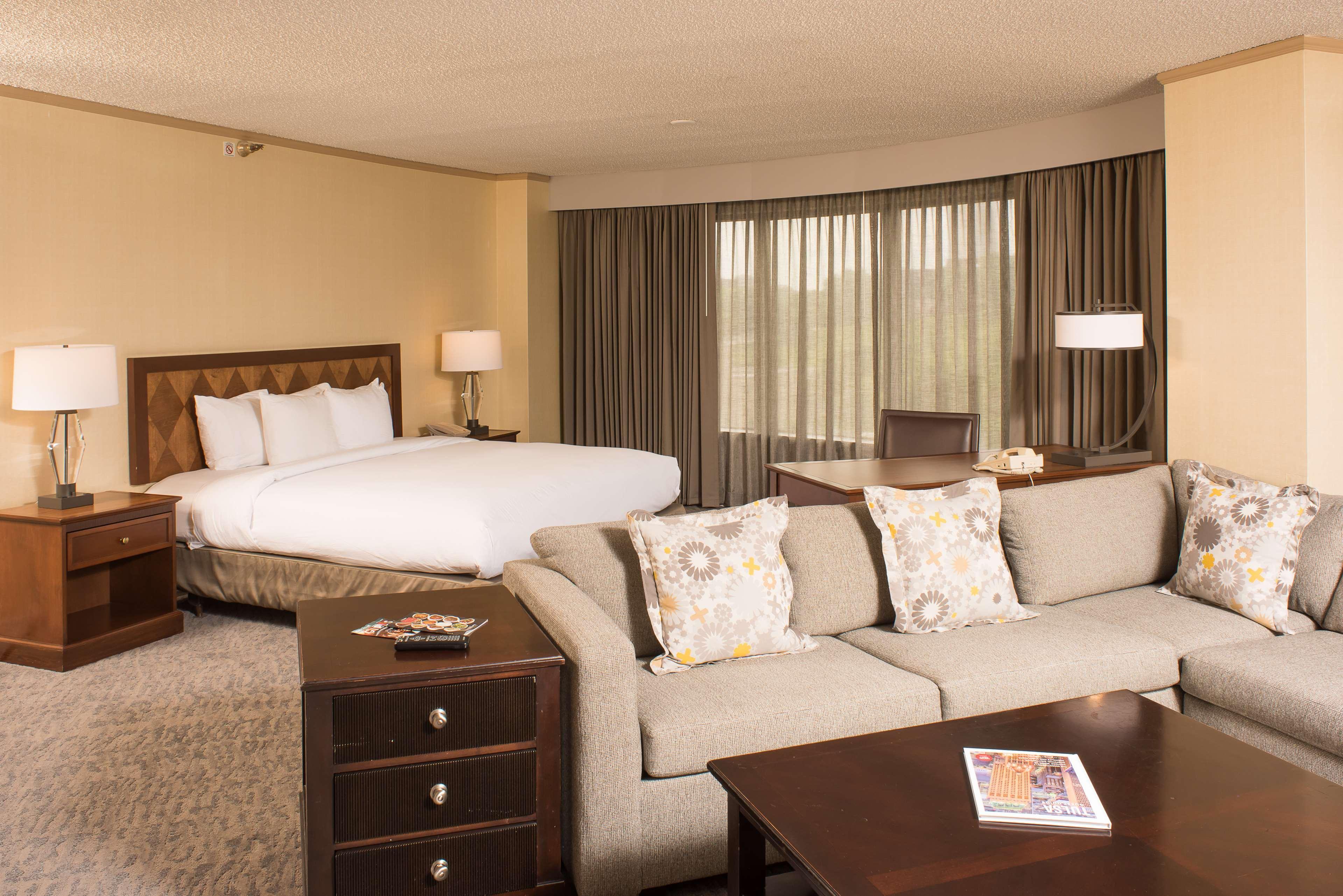 Doubletree By Hilton Tulsa At Warren Place מראה חיצוני תמונה
