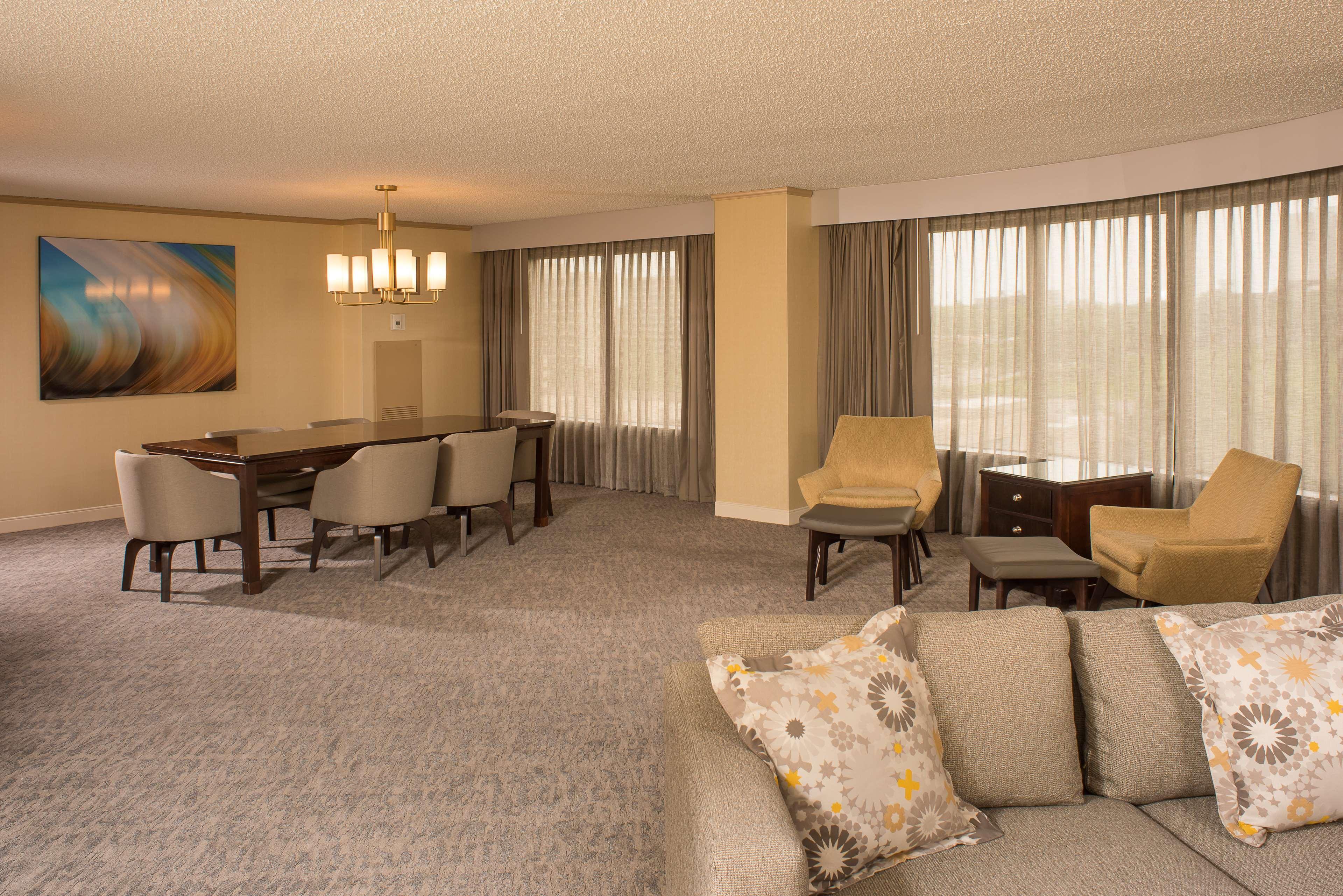 Doubletree By Hilton Tulsa At Warren Place מראה חיצוני תמונה
