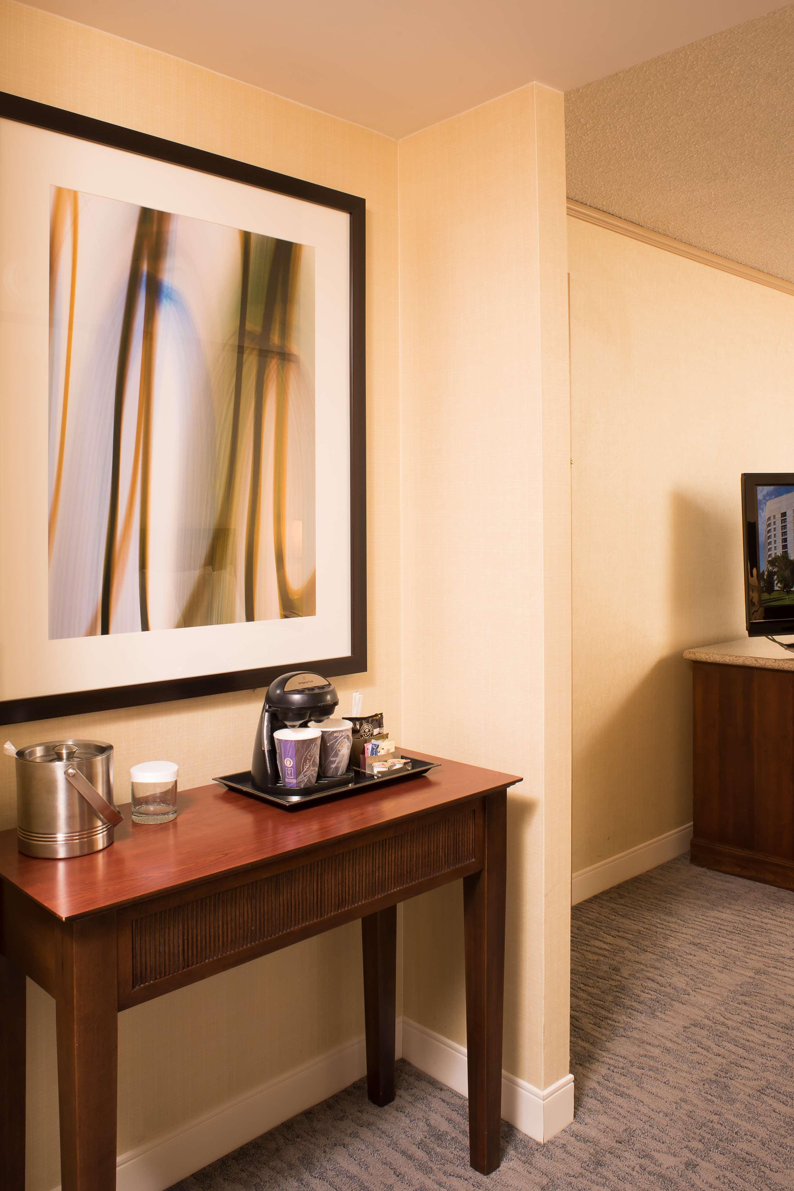 Doubletree By Hilton Tulsa At Warren Place מראה חיצוני תמונה
