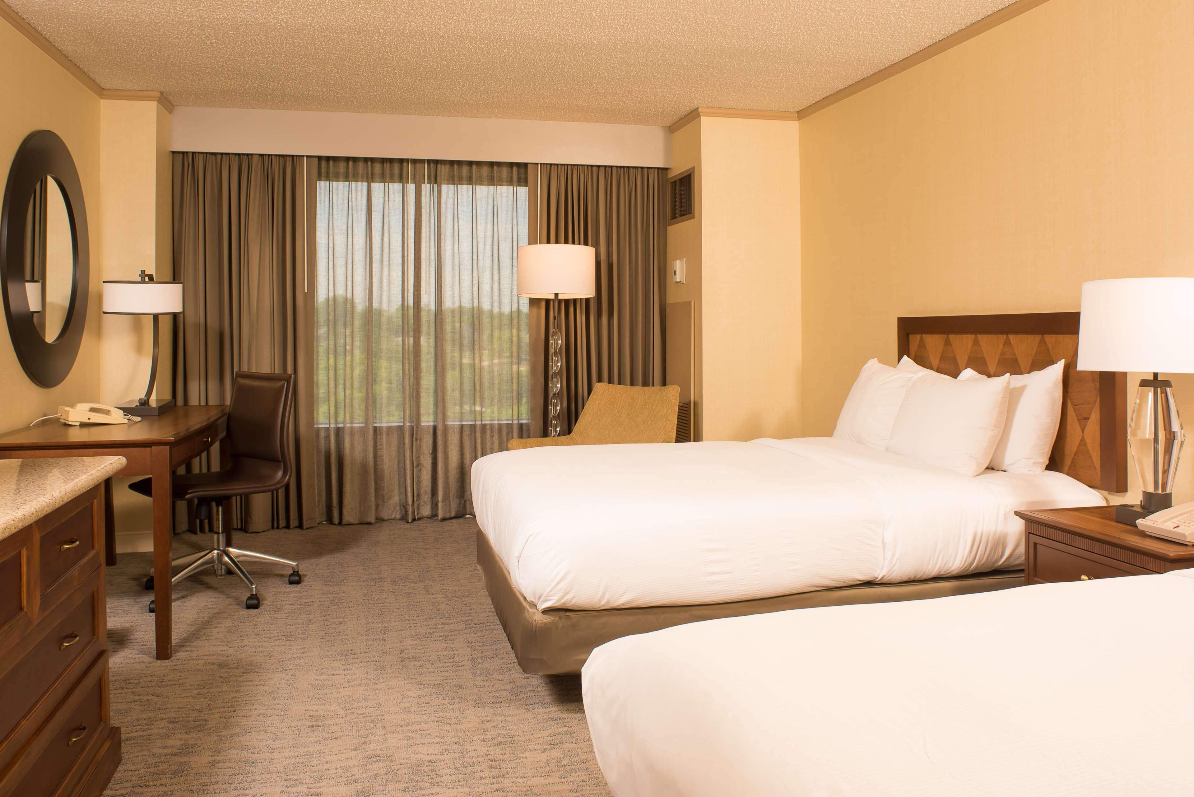 Doubletree By Hilton Tulsa At Warren Place מראה חיצוני תמונה