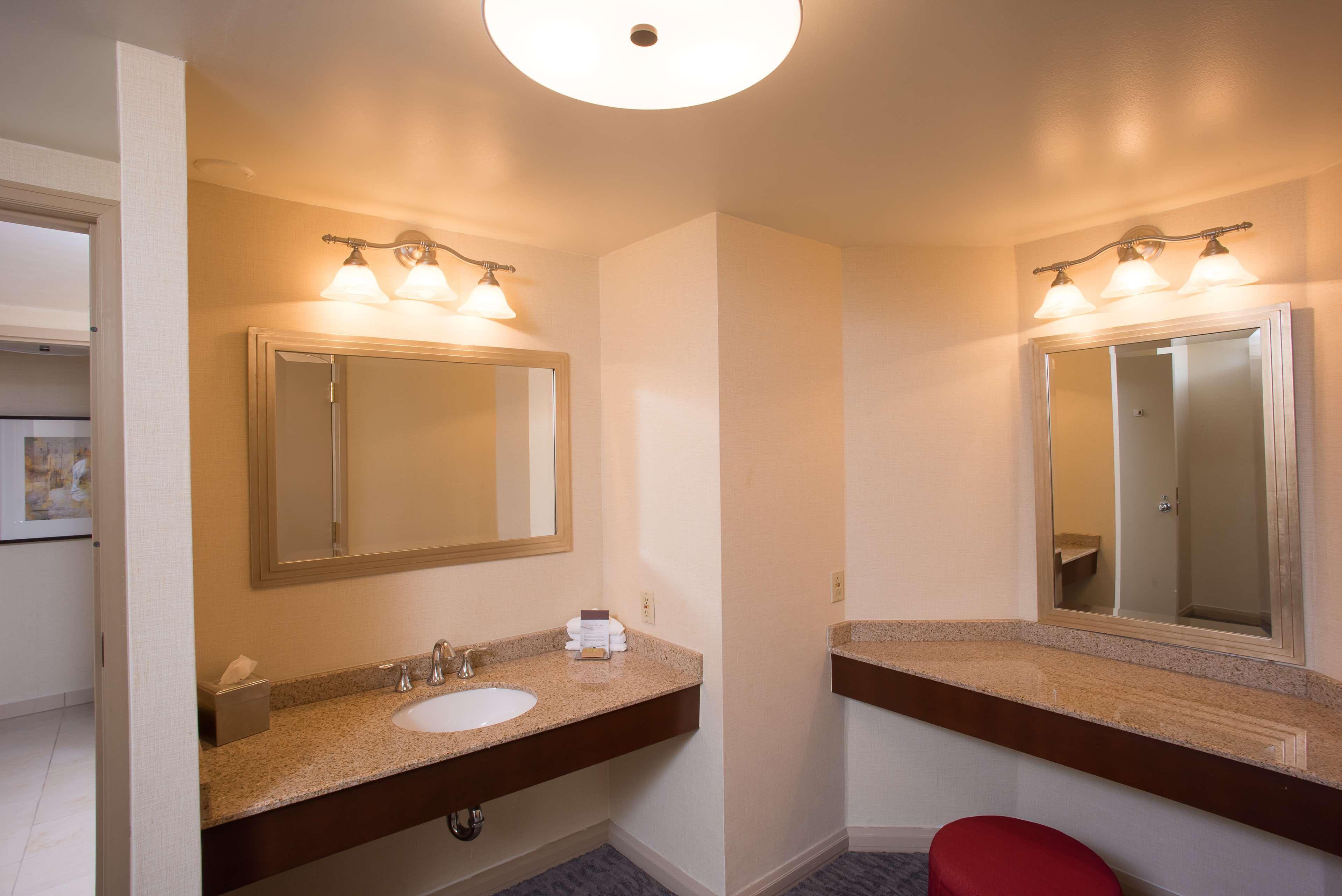 Doubletree By Hilton Tulsa At Warren Place מראה חיצוני תמונה