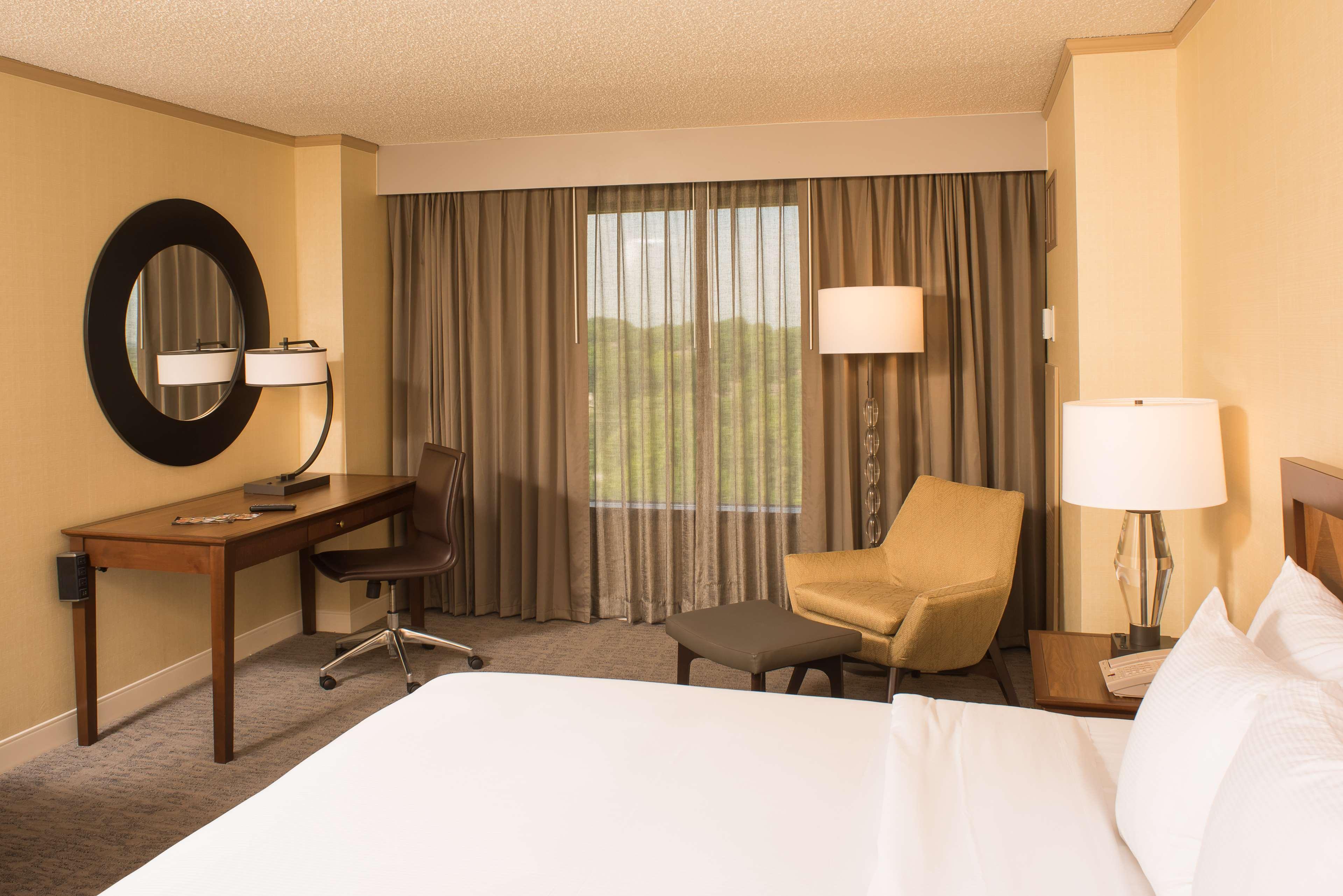 Doubletree By Hilton Tulsa At Warren Place מראה חיצוני תמונה