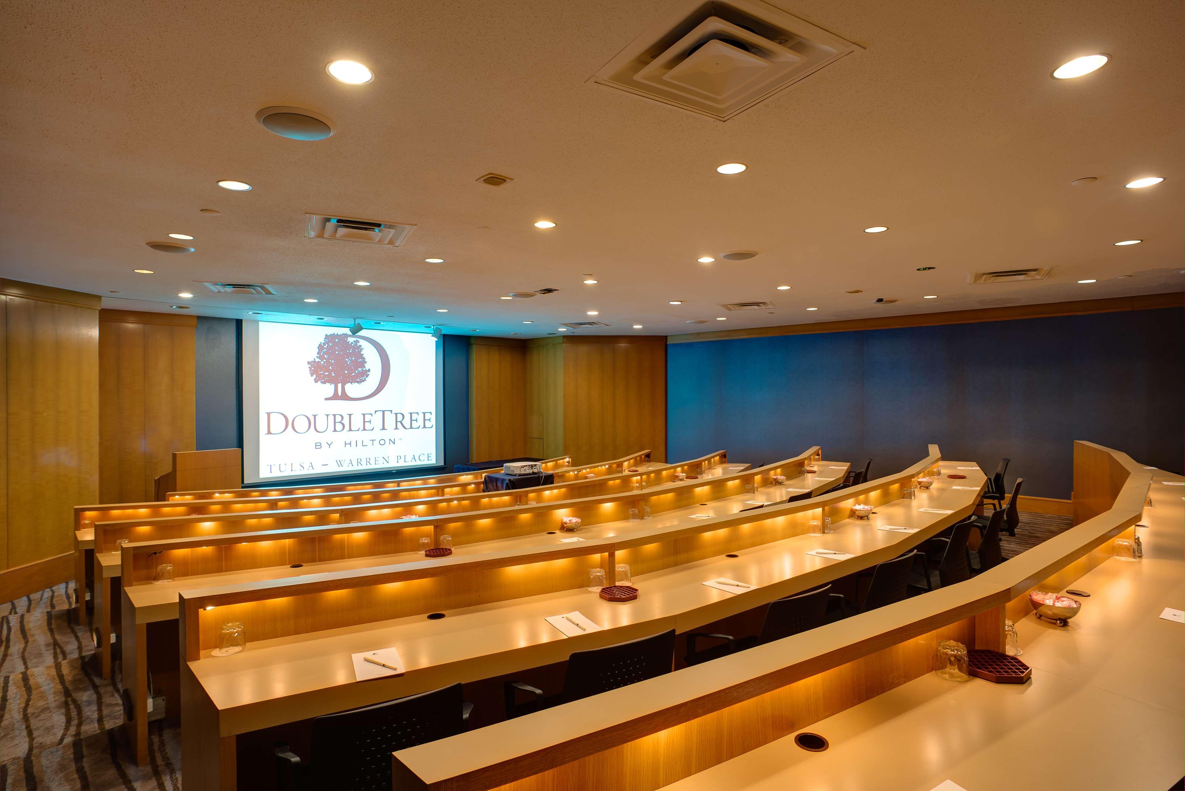 Doubletree By Hilton Tulsa At Warren Place מראה חיצוני תמונה