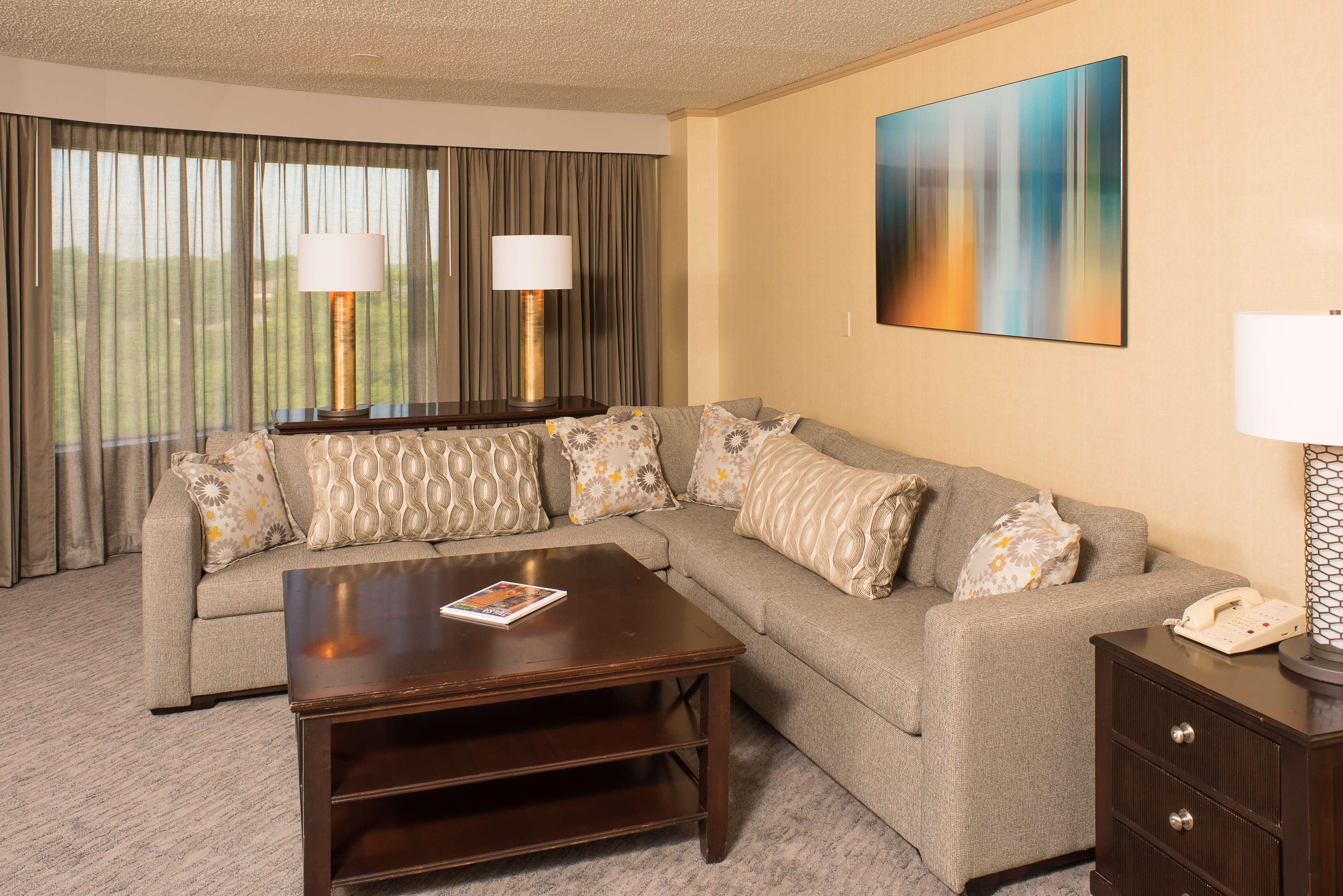 Doubletree By Hilton Tulsa At Warren Place מראה חיצוני תמונה