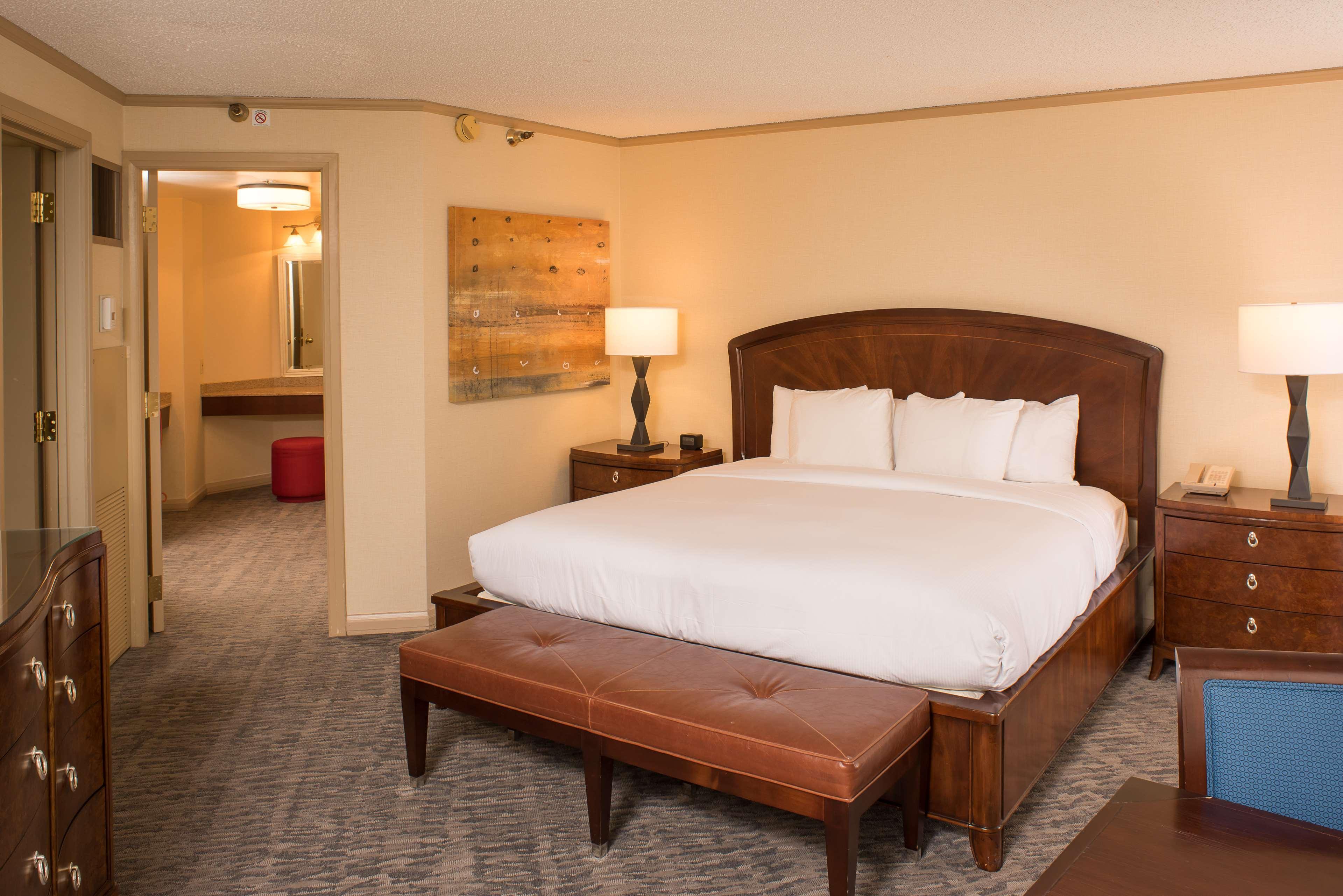 Doubletree By Hilton Tulsa At Warren Place מראה חיצוני תמונה