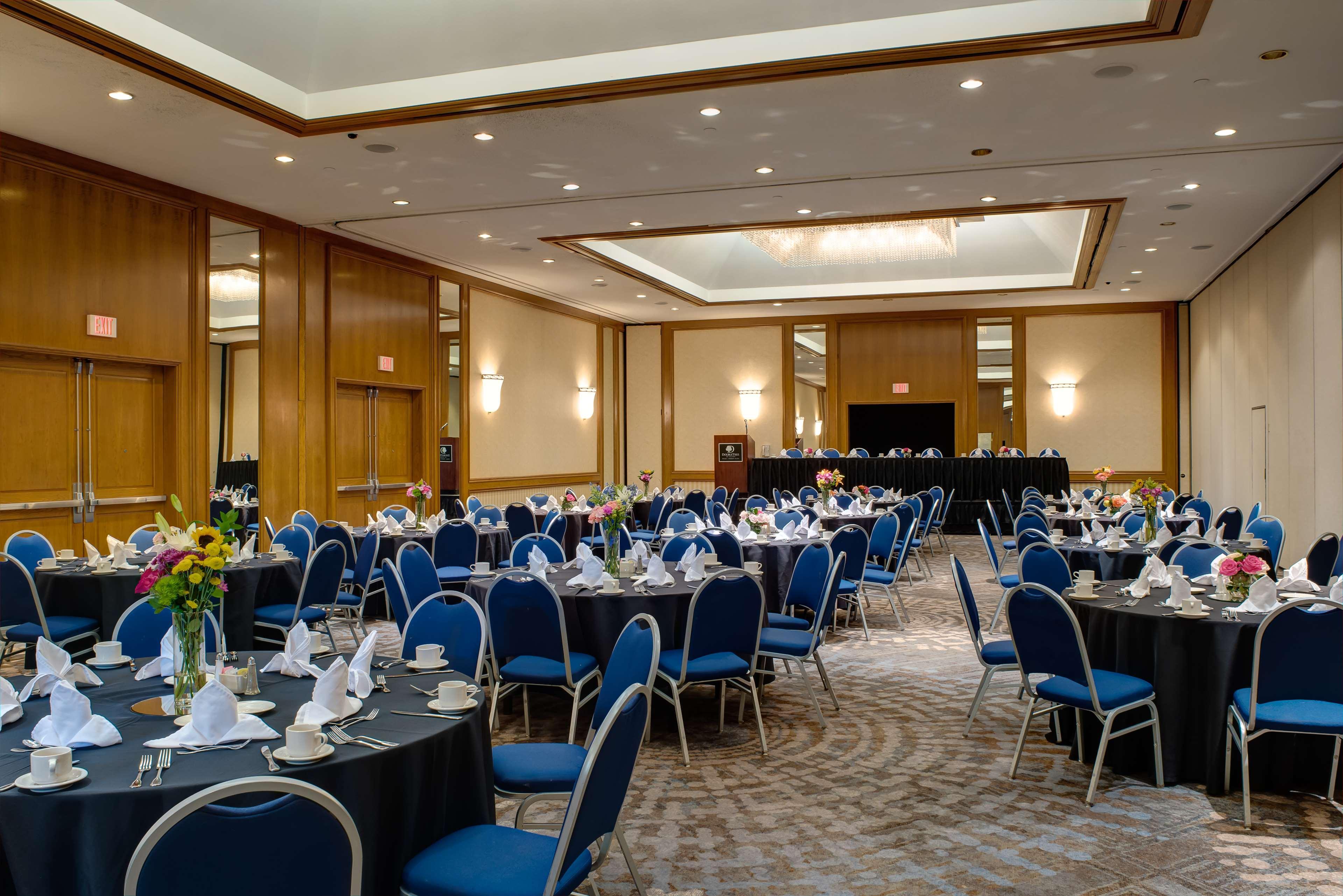Doubletree By Hilton Tulsa At Warren Place מראה חיצוני תמונה