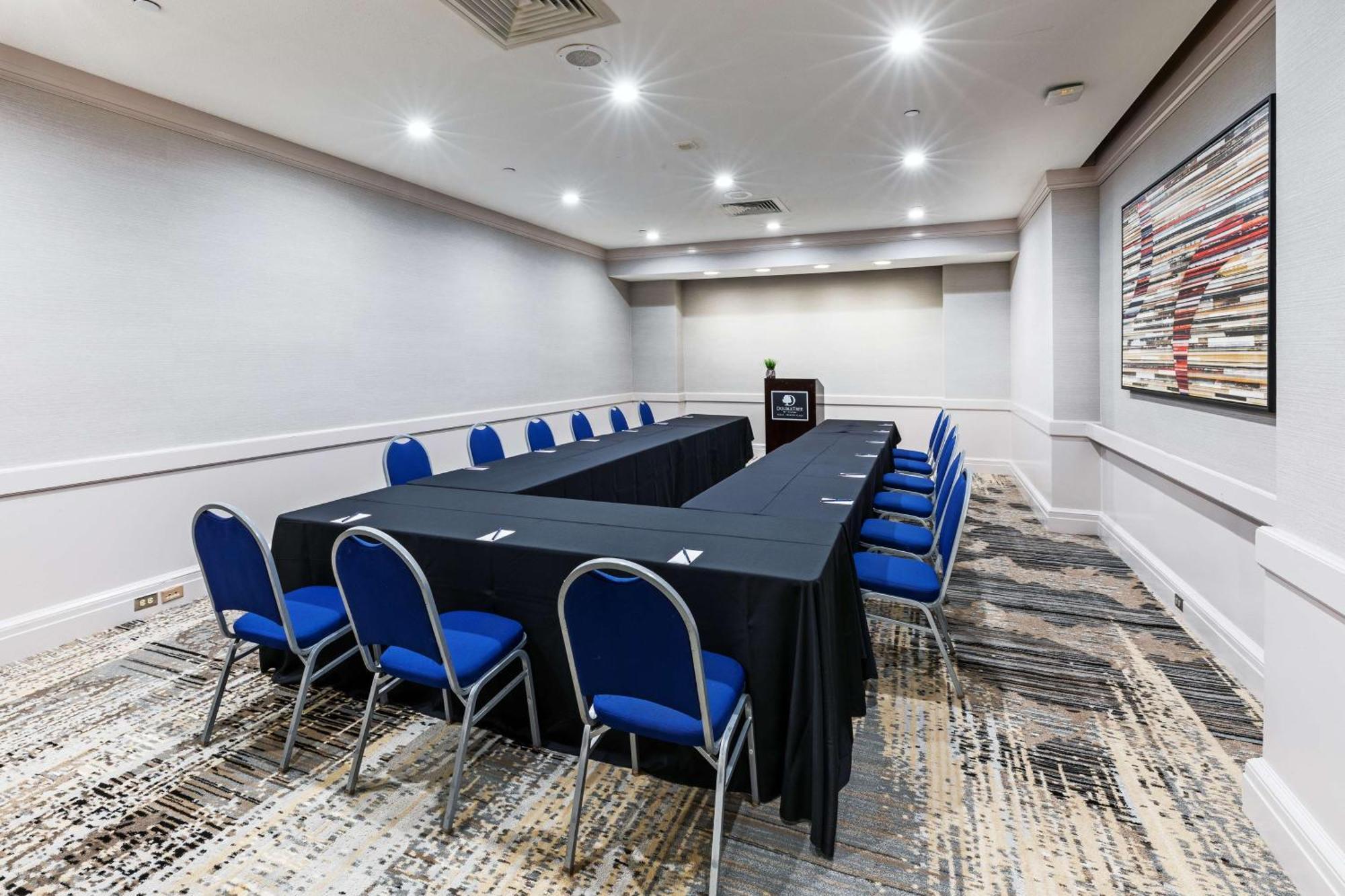 Doubletree By Hilton Tulsa At Warren Place מראה חיצוני תמונה