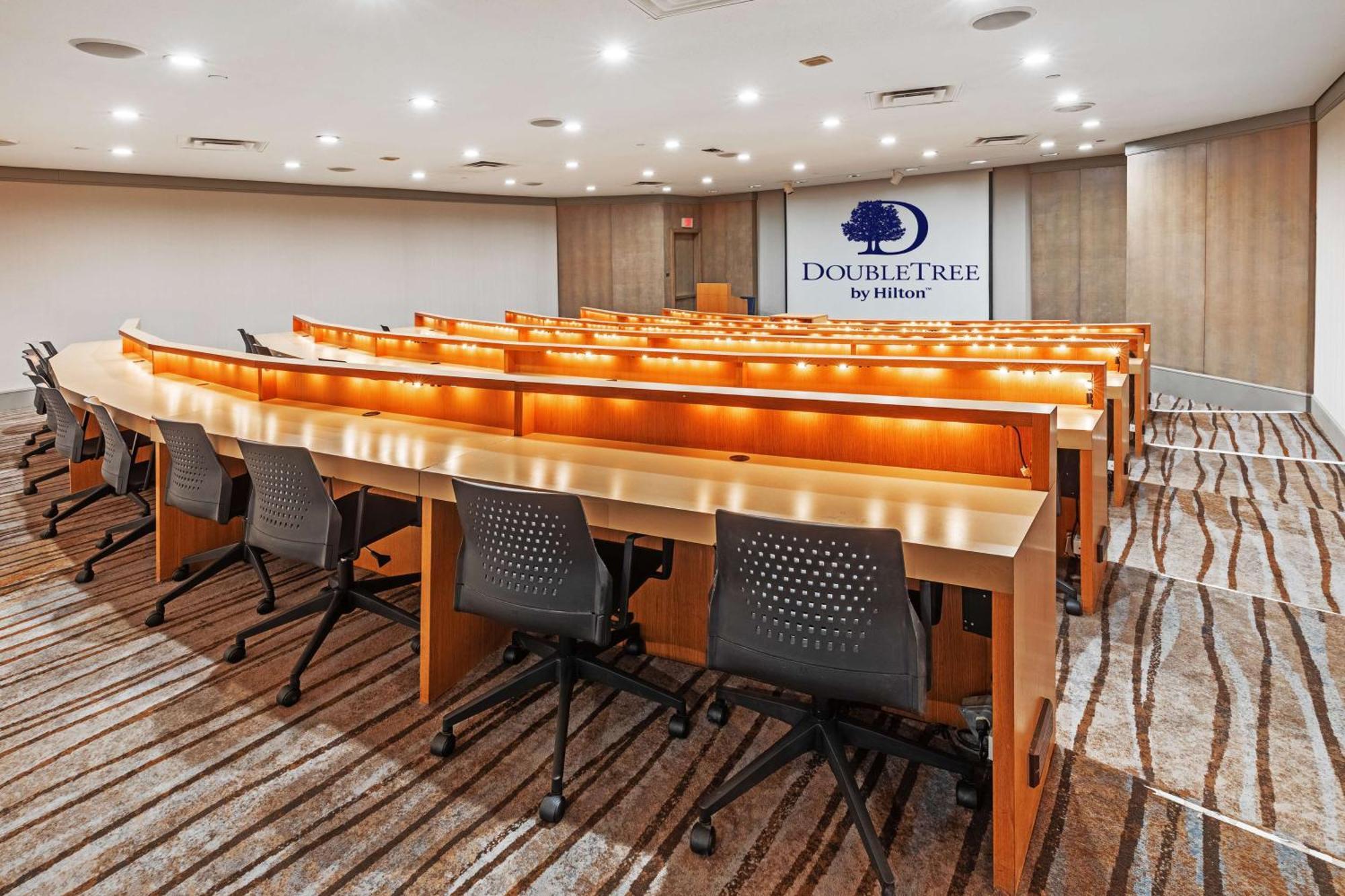 Doubletree By Hilton Tulsa At Warren Place מראה חיצוני תמונה
