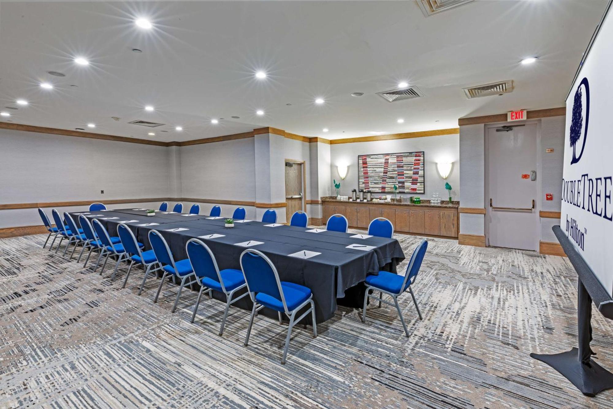 Doubletree By Hilton Tulsa At Warren Place מראה חיצוני תמונה