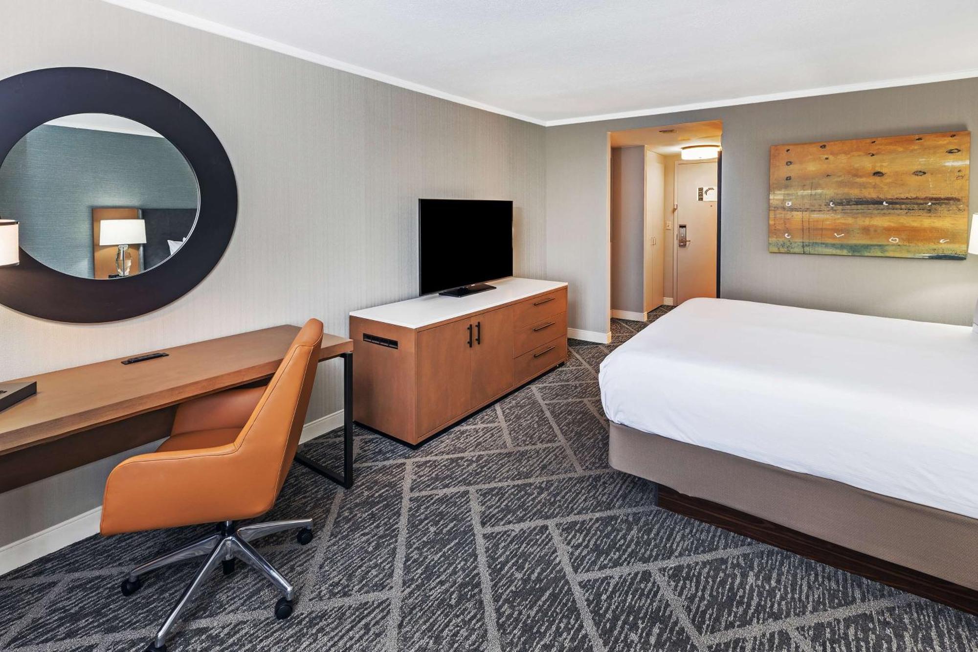 Doubletree By Hilton Tulsa At Warren Place מראה חיצוני תמונה
